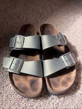 Birkenstock Arizona Size 40 Double Strap Buckle Sandals in Metallic Gold/Beige